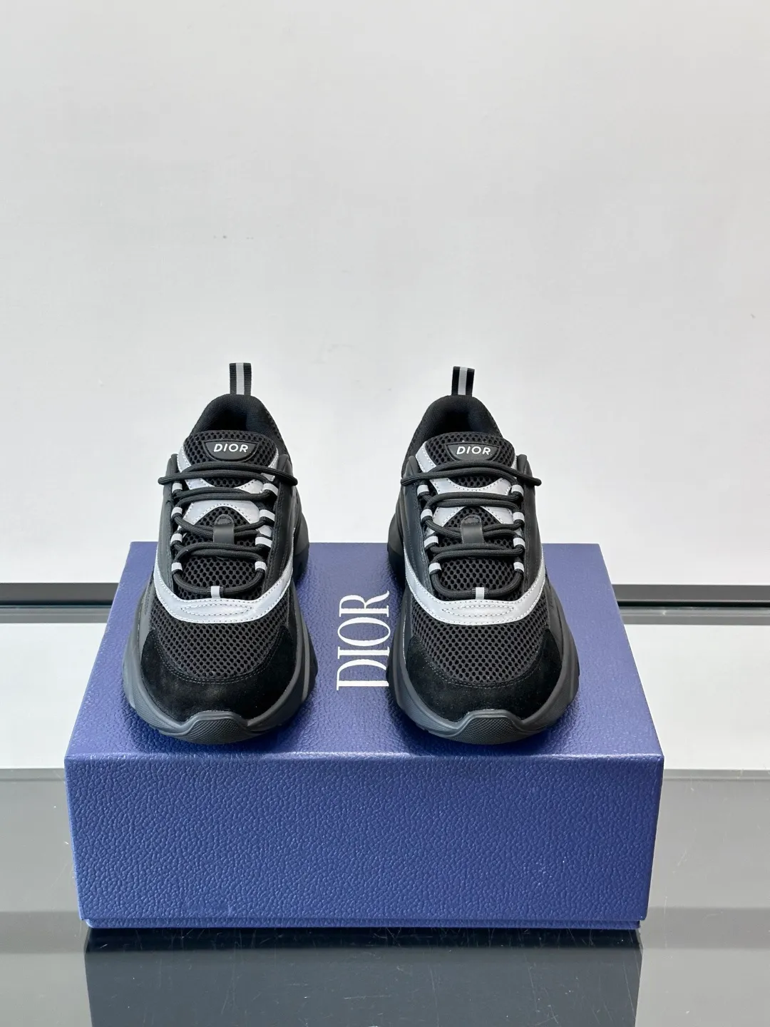 Men's shoes 💰p520 "Dior" B22 retro jogging shoes, inspired by classic jogging shoes, low-top thick sole design, cow leather + mesh fabric splicing, perfect texture and breathable. The black and white engraved rubber sole has great grip and comfort, and is OK for daily wear or sports! There is an embossed "CD" logo on the side of the shoe, which is low-key and recognizable. Rich colors, black and white, gray and blue, etc., versatile and fashionable, loved by European and American hip-hop circles and bloggers, a must-have for trendy wear size: 39-44 (customized at 45.46)